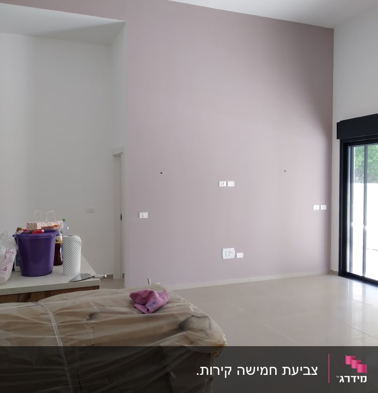 קיר צבוע בצבע סגול בהיר בחדר ריק